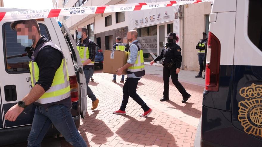 La Policía detiene a los hermanos Paterna y registra sus domicilios y la oficina de Zoe en Elda