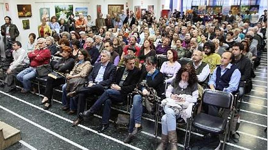 Los vecinos abarrotaron el local de Salvem el Cabanyal durante la asamblea de ayer tarde.