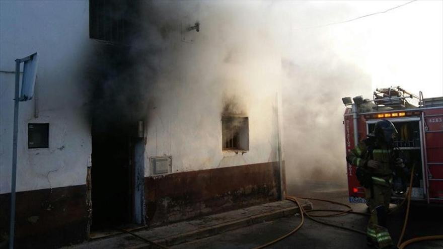 Un incendio destruye una vivienda del casco viejo