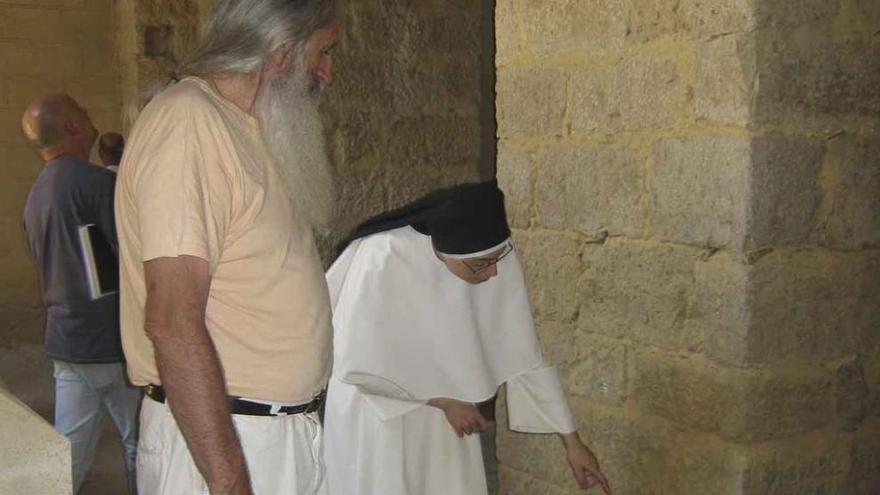 Una religiosa de la congregación muestra a José Antonio Santos la humedad de los muros del patio. Foto