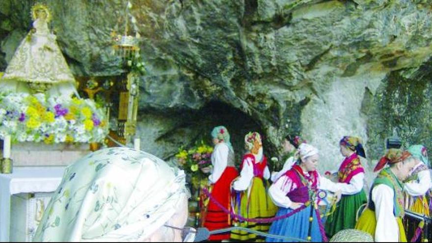 Los componentes de los grupos de baile desfilan delante de la Santina durante la ofrenda, ayer, en Covadonga.