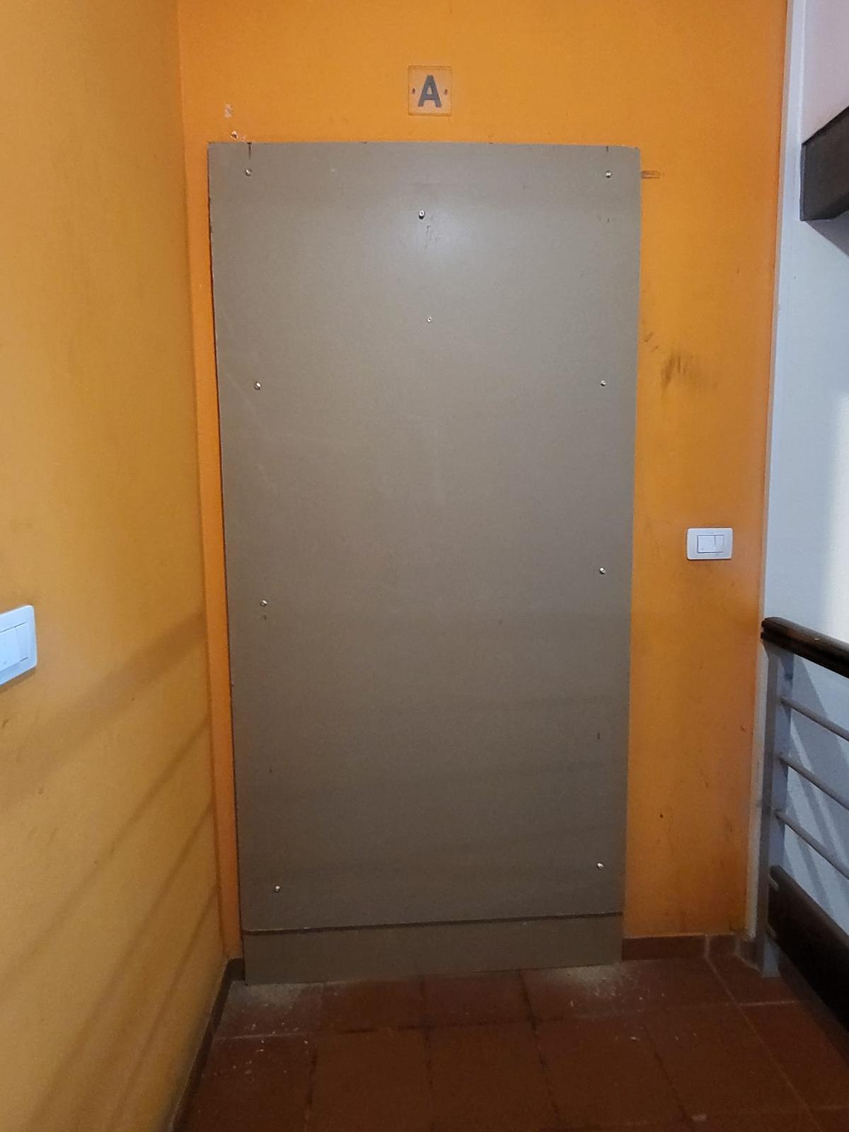 La entrada de uno de los pisos ocupados ilegalmente en Nueva, este viernes, tapiada.