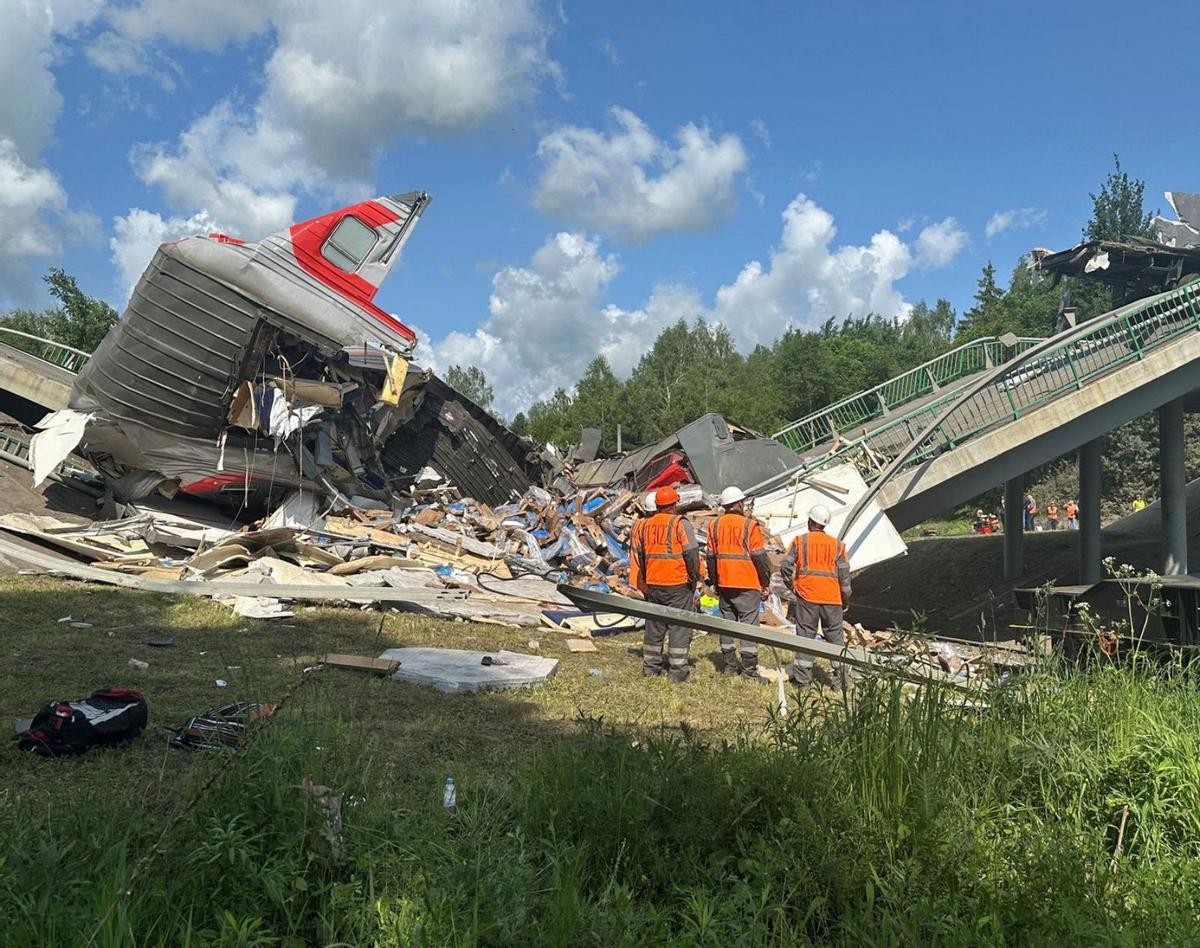 Set morts al caure un pont sobre un tren al sud de Moscou Set morts al caure un pont sobre un tren al sud de Moscou