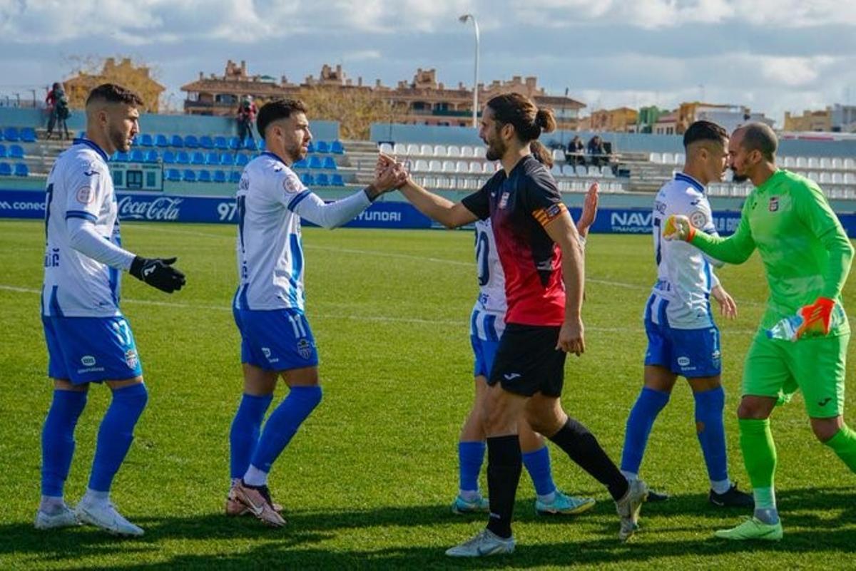 Los jugadores de ambos equipos se saludan en los prolegómenos del encuentro.