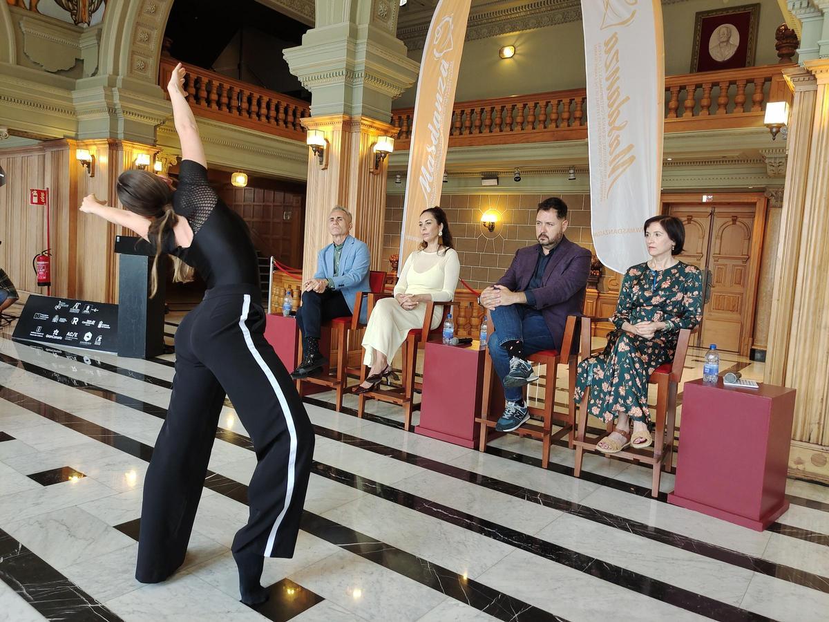 Iyamilé Ramos danzando durante la presentación de la 30.º edición de MASDANZA.