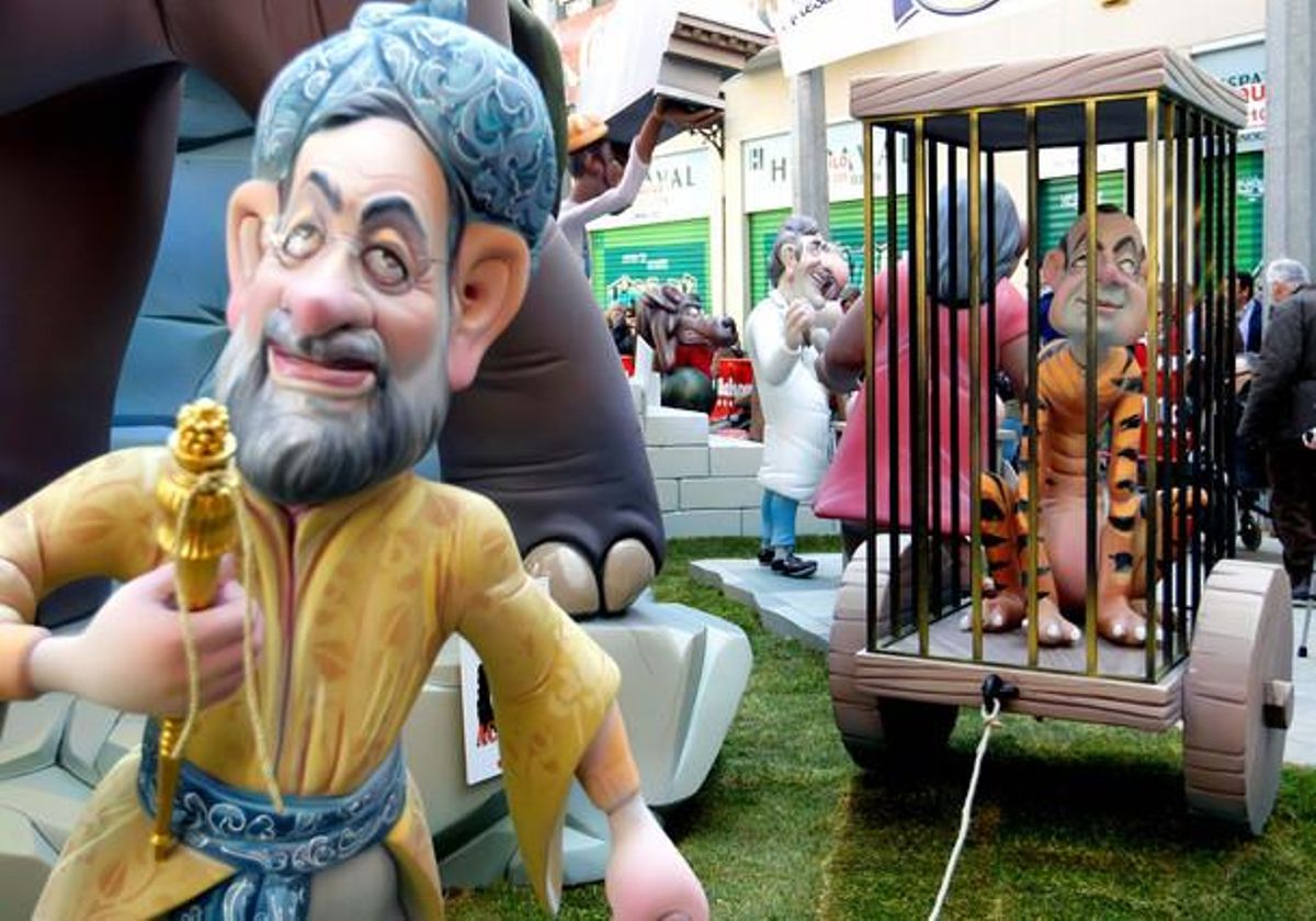 Un ninot del president del Govern, Mariano Rajoy, avui a la falla de la plaça del Pilar de València, estira un carro on està tancat el seu antecessor en el càrrec, José Luis Rodríguez Zapatero.