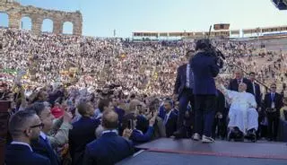 La gaita de Hevia suena por la paz para el Papa: el músico asturiano y su hermana actúan en el Arena de Verona ante 12.500 personas