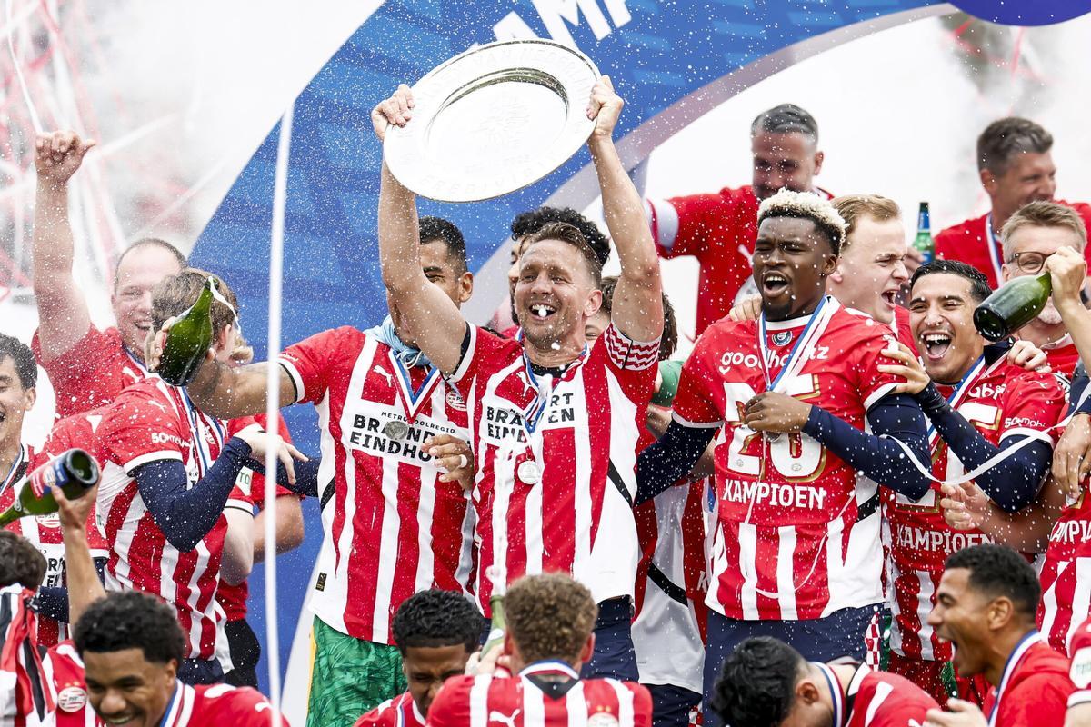 Rotterdam (Netherlands), 18/05/2025.- Players of PSV celebrate the championship after the Dutch Eredivisie match between Sparta Rotterdam and PSV at Sparta Stadion Het Kasteel in Rotterdam, Netherlands, 18 May 2025. (Países Bajos; Holanda) EFE/EPA/ROBIN VAN LONKHUIJSEN