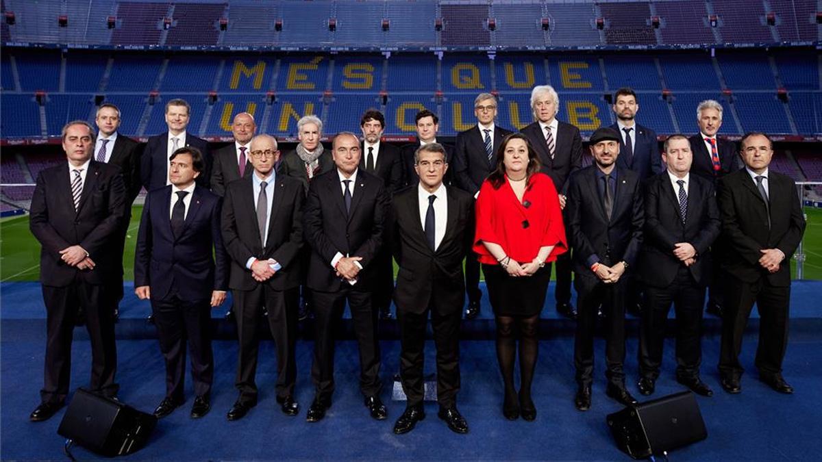 Laporta, junto a su equipo durante la investidura