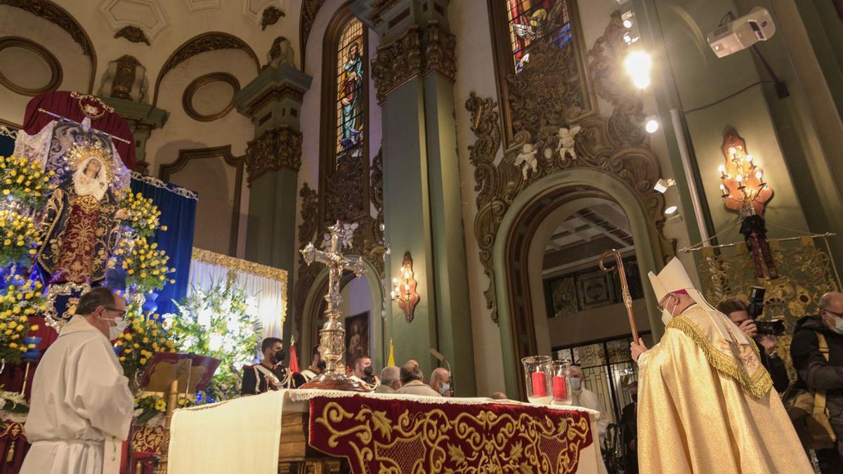 La Iglesia de Santa María de Gracia de Cartagena acogió anoche la celebración de la Salve Grande, a la que acudieron cientos de fieles. | IVÁN URQUÍZAR