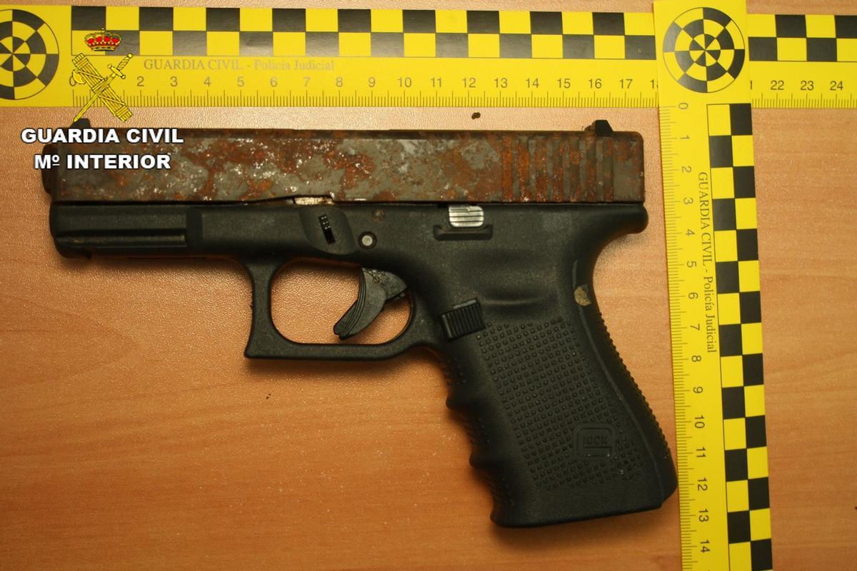 Pistola intervenida por la Guardia Civil de Crevillent.