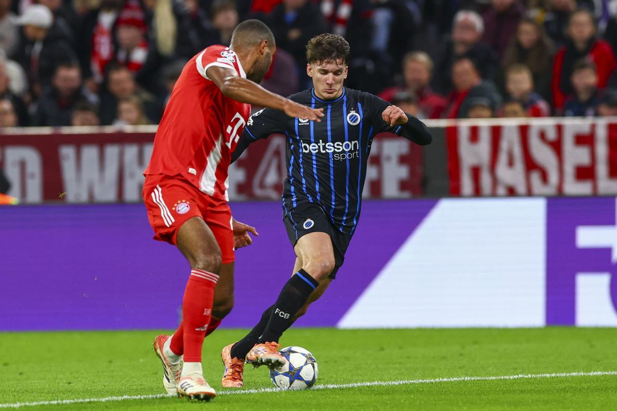 Christos Tzolis trata de regatear a Jonathan Tah en el encuentro entre Bayern y Brujas de la Champions