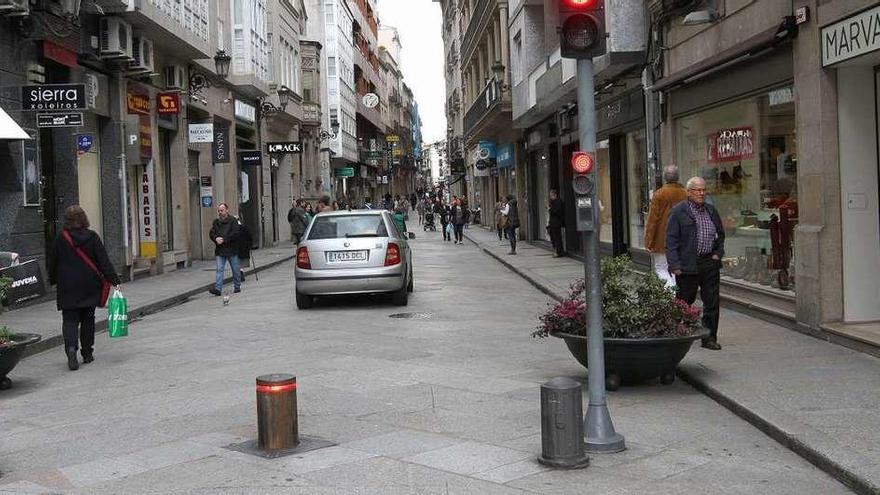 Bolardos de acceso al casco viejo de Ourense. // Iñaki Osorio