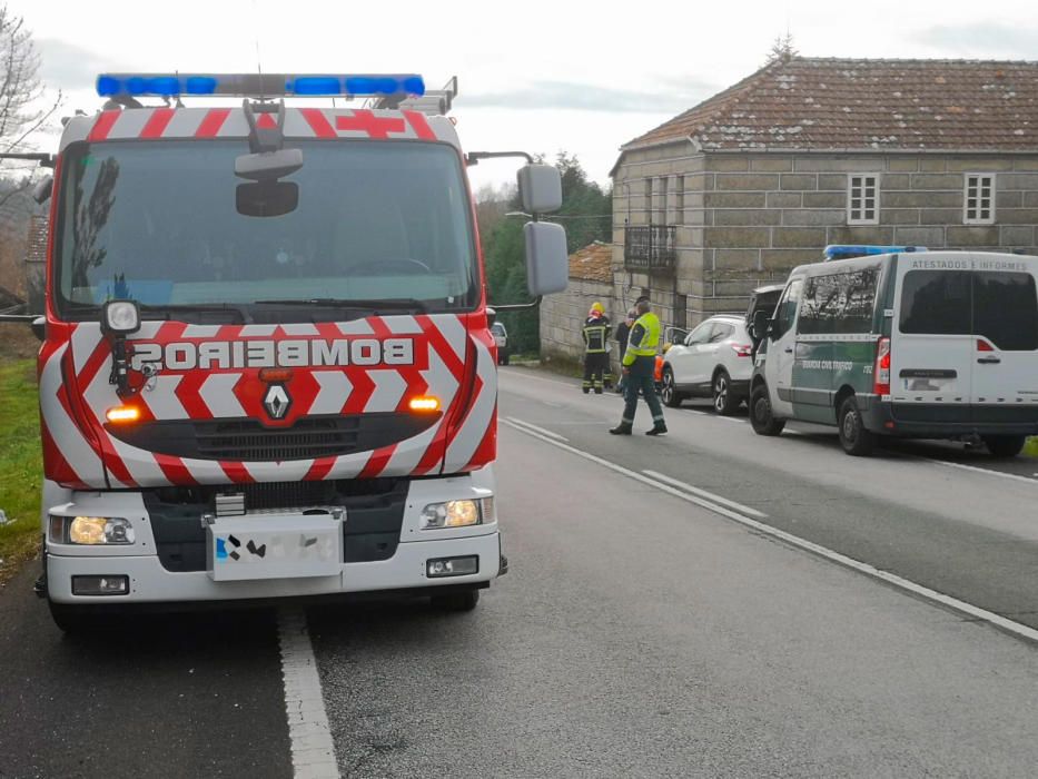 Muere un conductor al chocar contra una casa en O Irixo