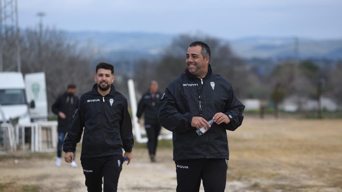 El entrenador del Córdoba, Germán Crespo, y su segundo, Óscar Ibáñez, en el entrenamiento del pasado sábado.