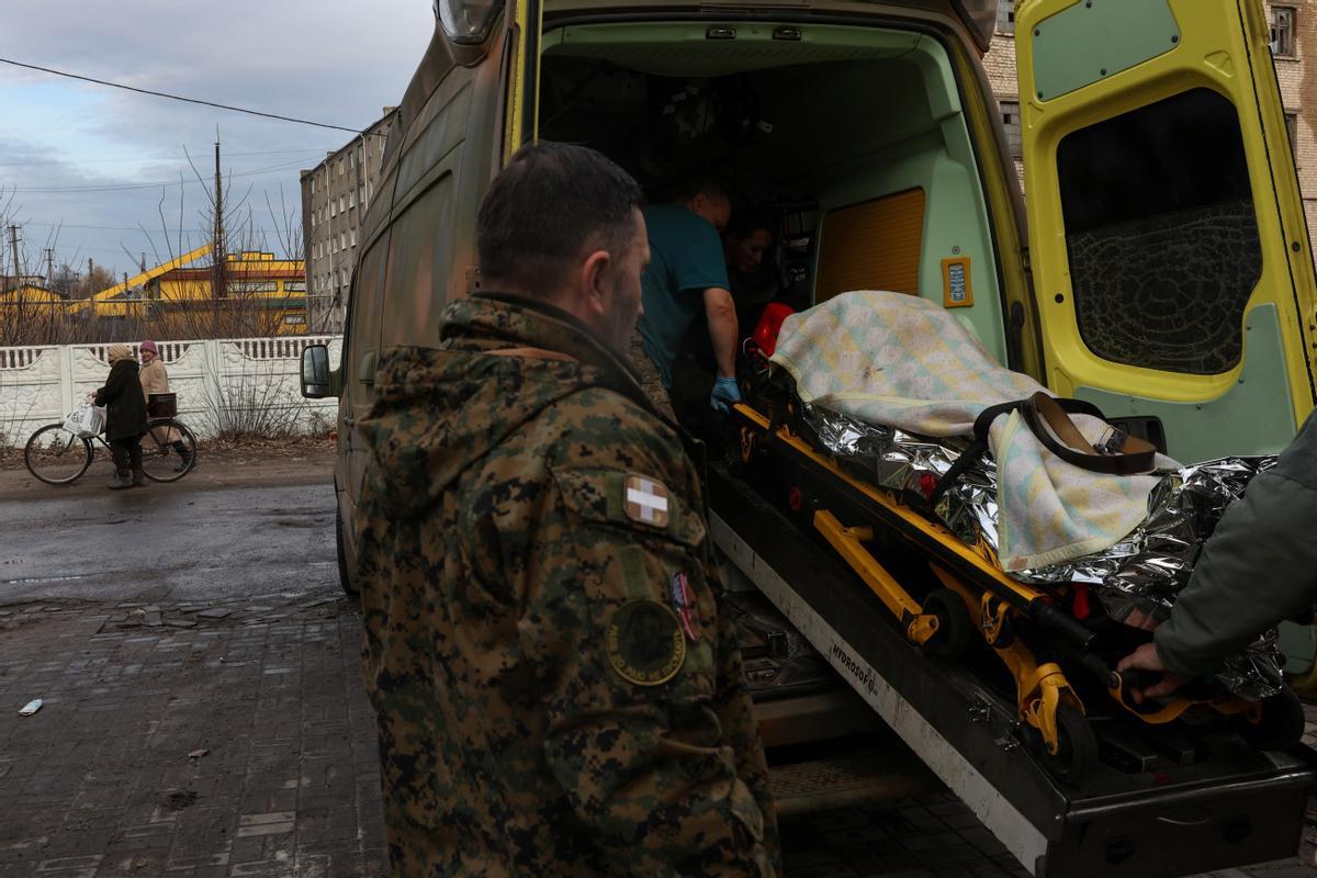 Los médicos de la unidad del Primer Hospital Móvil de Voluntarios tratan a los soldados transportados desde el frente, mientras continúa el ataque de Rusia contra Ucrania, en la región de Dombás de Ucrania.