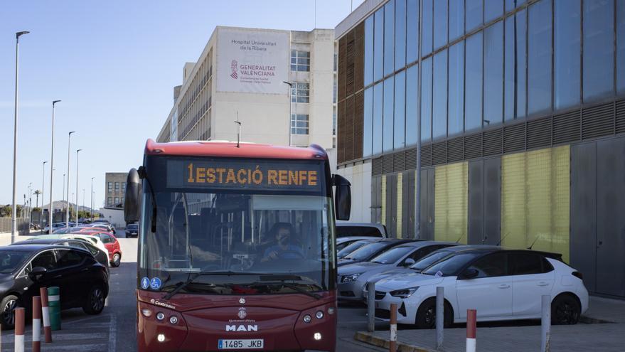 Las nuevas líneas de bús conectan el hospital de Alzira con más pueblos