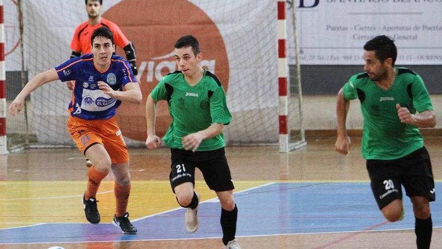 Imagen de un partido de fútbol sala entre el Ourense y el Mosteiro. // Iñaki Osorio