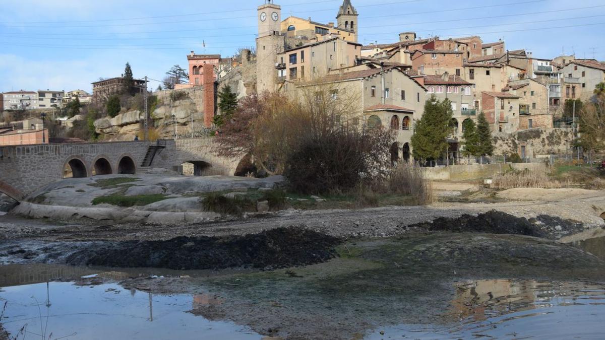 Aspecte del riu Llobregat, al seu pas per Gironella, amb la neteja de fang i llot | GUILLEM CAMPS