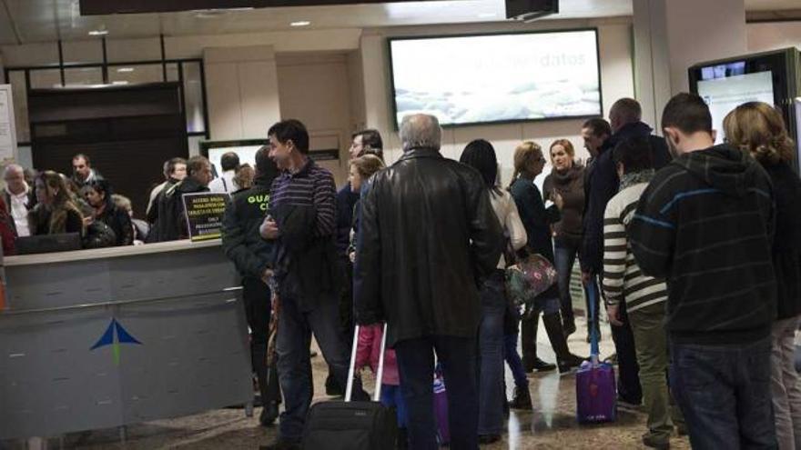 Numerosos pasajeros, ayer, ante la zona de embarque de Santiago del Monte.