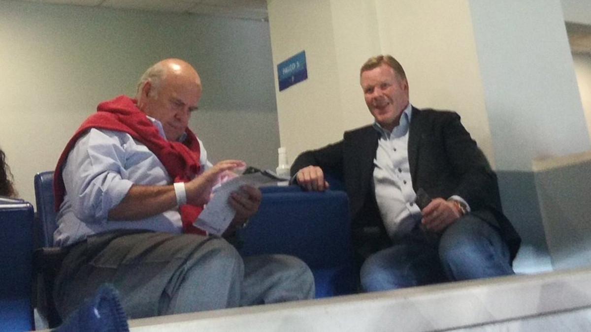 Koeman, en un palco de La Rosaleda junto a Ginés Carvajal