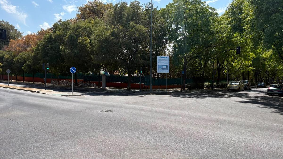 Calle Párroco Antonio González Abato en el distrito Sur, entre Tiro de Línea y La Oliva, donde Emasesa va a renovar el saneamiento y abastecimiento