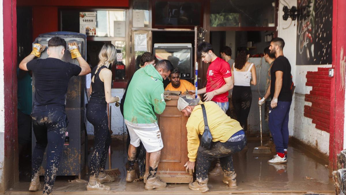 Limpieza de una cafetería en La Torre tras la dana, en una imagen del 31 de octubre.