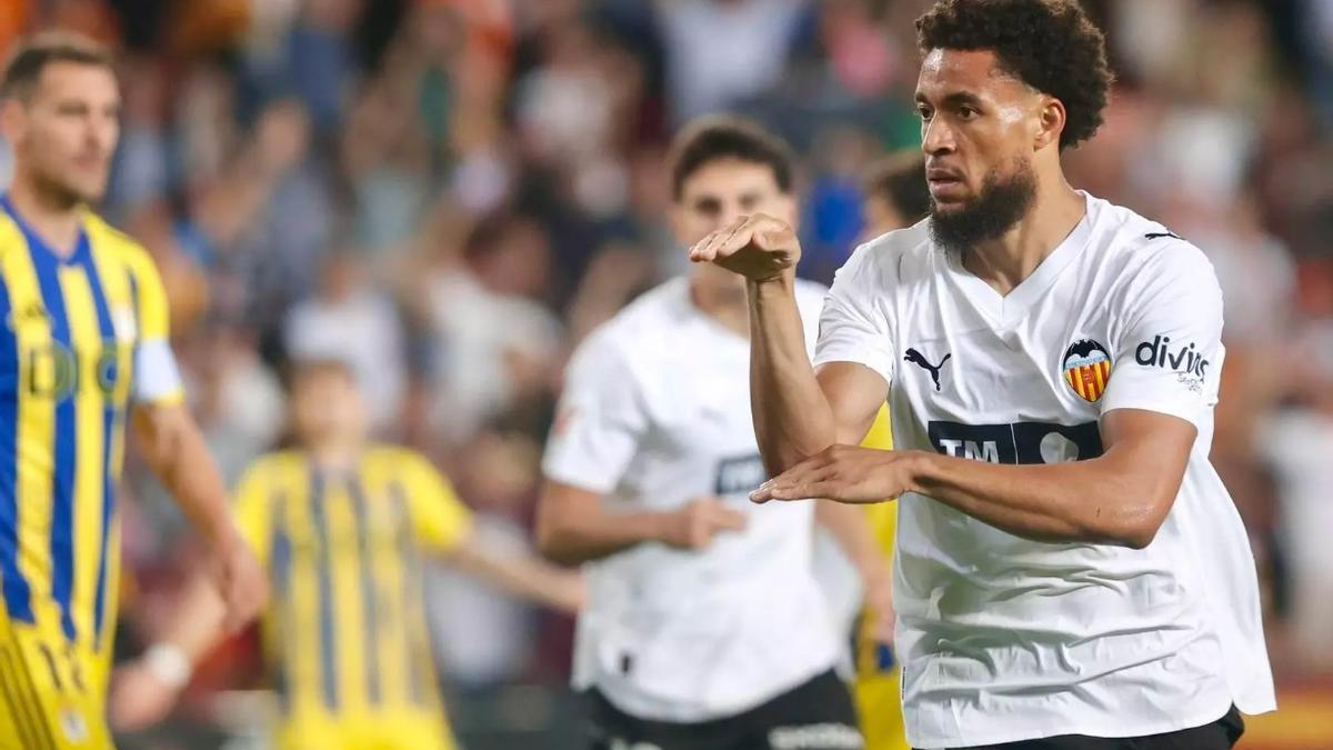 Danjuma festeja con la señal de la 'Cobra' el gol que le hizo al Oviedo
