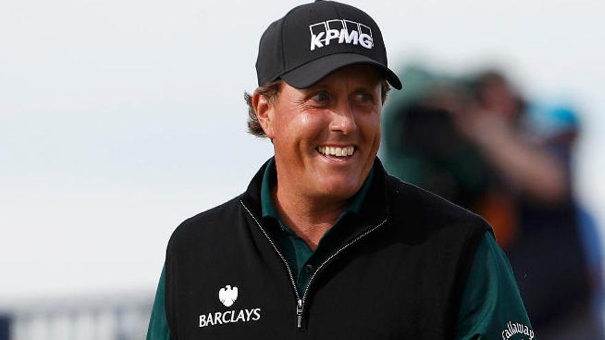 Phil Mickelson, líder con -8.