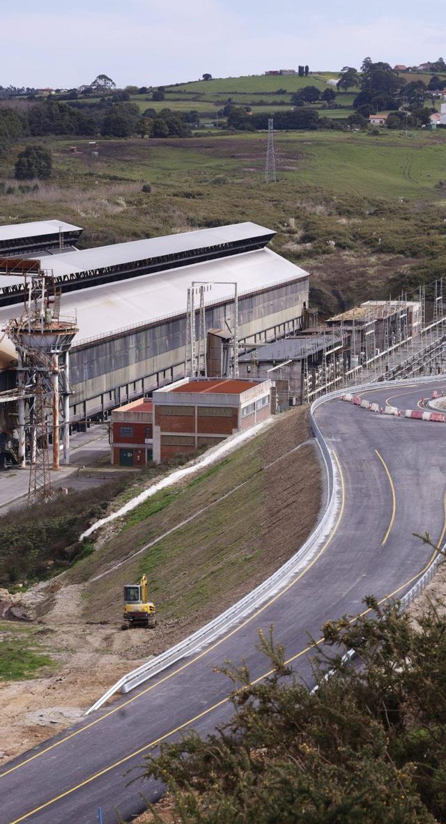 El nuevo vial  junto a las naves de  Alu Ibérica.