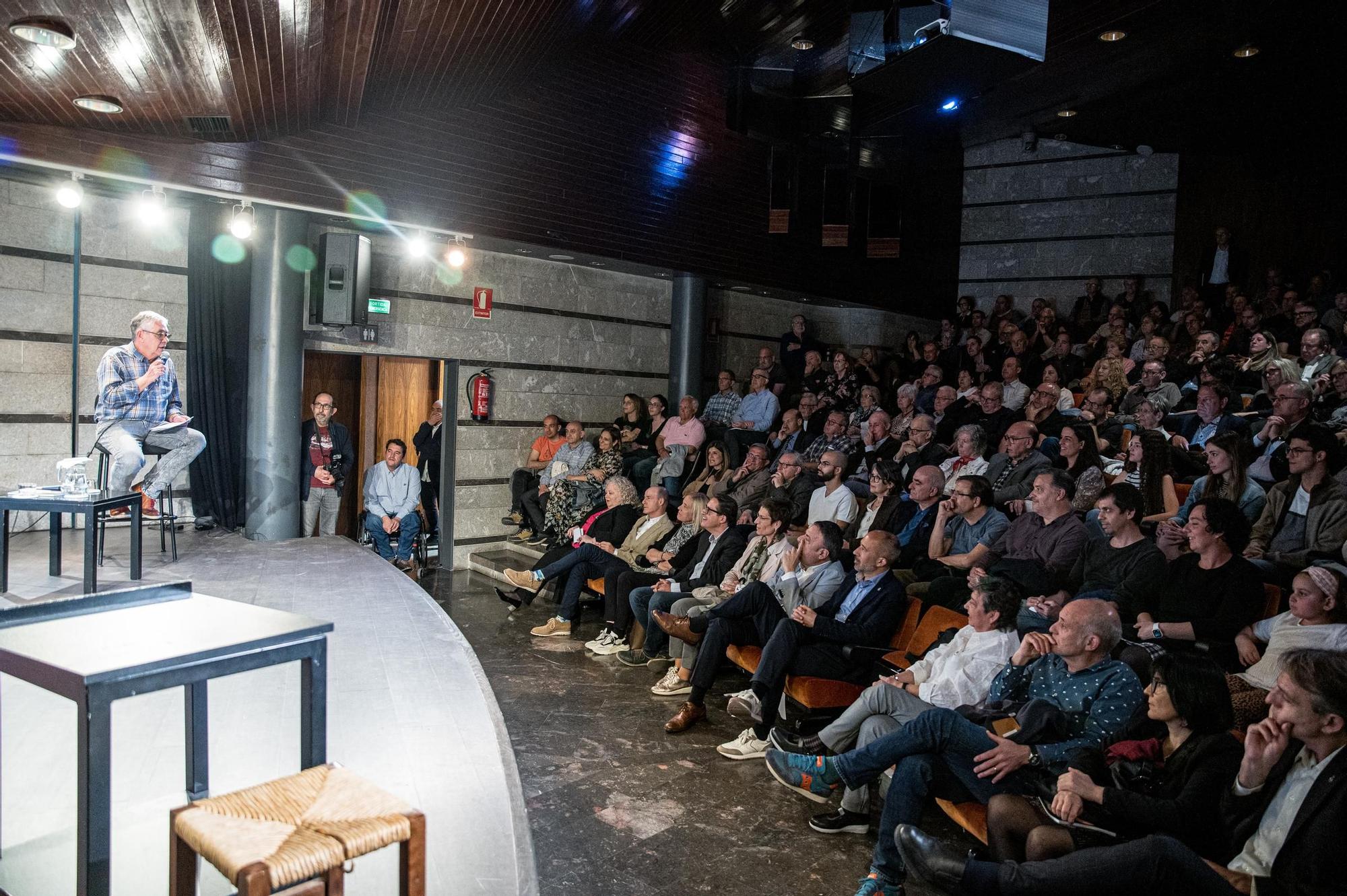 EN IMATGES | Presentació de la biografia política de Valentí Junyent a l'auditori de la Plana d'Om