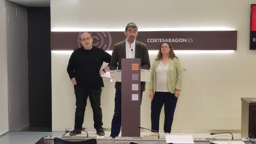 El diputado de IU, Álvaro Sanz, junto a los dos miembros de Aragón Reforma y Protección.