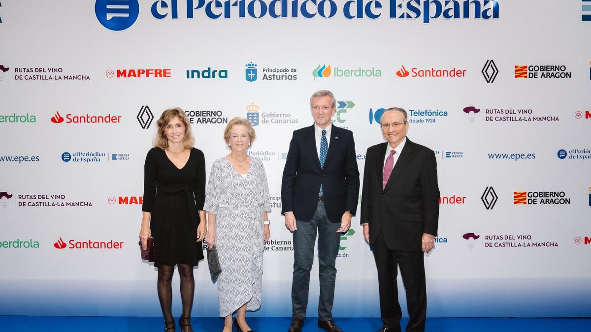 De izquierda a derecha, Ainhoa Moll, consejera adjunta a la Presidencia y directora editorial de Prensa Ibérica; Arantza Sarasola, vicepresidenta de Prensa Ibérica; Alfonso Rueda Valenzuela, presidente de la Xunta de Galicia, y Javier Moll, presidente de Prensa Ibérica.