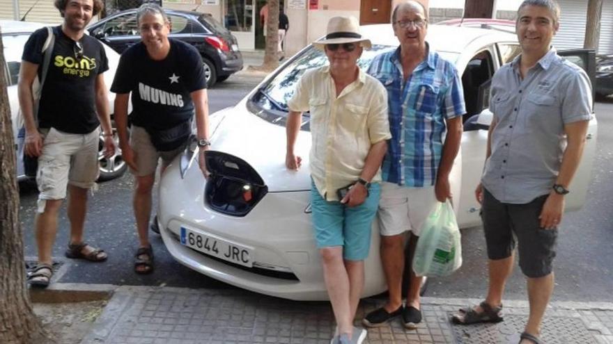 Varios socios de la cooperativa Ecotxe junto a un vehículo eléctrico.