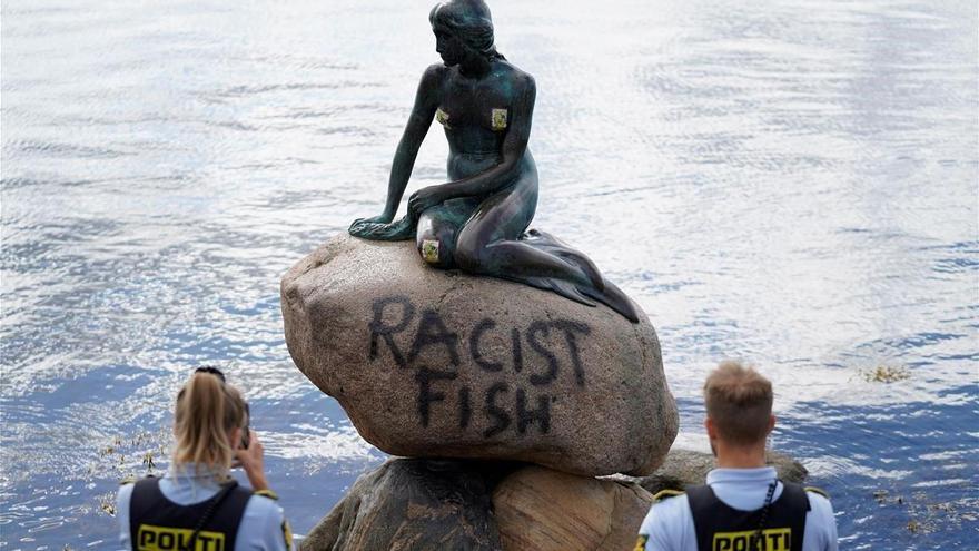 La Sirenita de Copenhague, con una pintada acusándola de racista