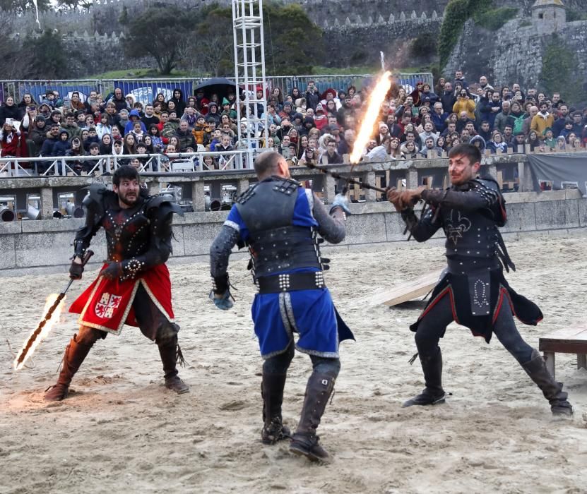 Miles de personas han pasado ya por las calles de Baiona