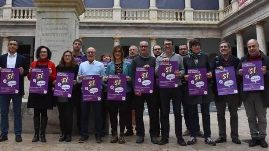 El presidente de Escola Valenciana, Vicent Moreno (cuarto por la izquierda), con representantes de las entidades que apoyan el acto.