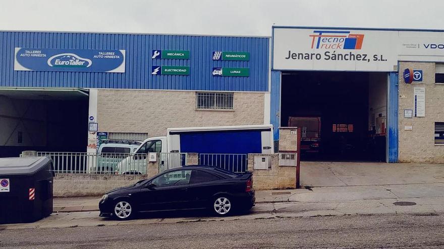 Naves de los talleres Auto-Hiniesta (izquierda) y Tecnotruck (derecha) en el Polígono de La Hiniesta, en Zamora.