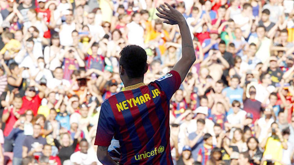 Neymar, durante su presentación en el Camp Nou, con una camiseta sin dorsal