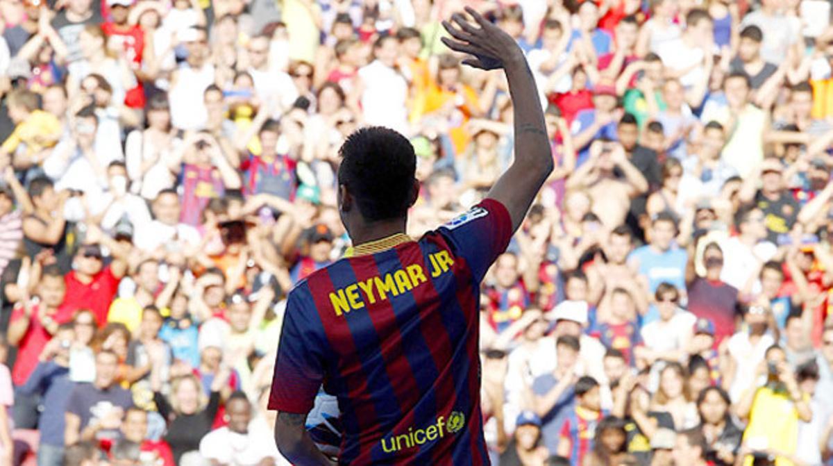 Neymar, durante su presentación en el Camp Nou, con una camiseta sin dorsal.