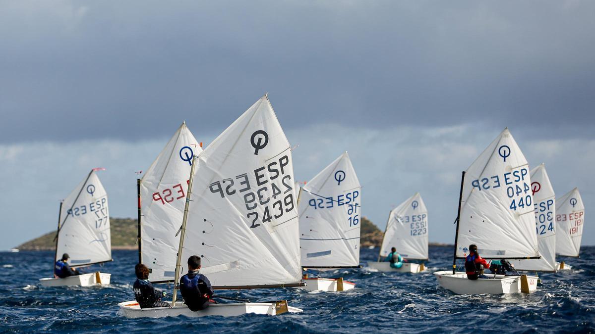 Imagen de archivo del campamento de vela escolar del Club Náutico Santa Eulalia.