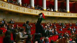 El diputado de Sébastien Delogu, de La Francia Insumisa, muestra una bandera palestina durante una sesión de la Asamblea Nacional francesa