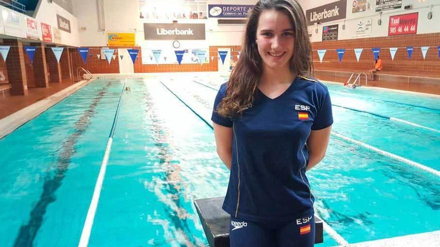 Aroa Silva, con la equipación de la selección española, en las piscinas del Manuel Llaneza.