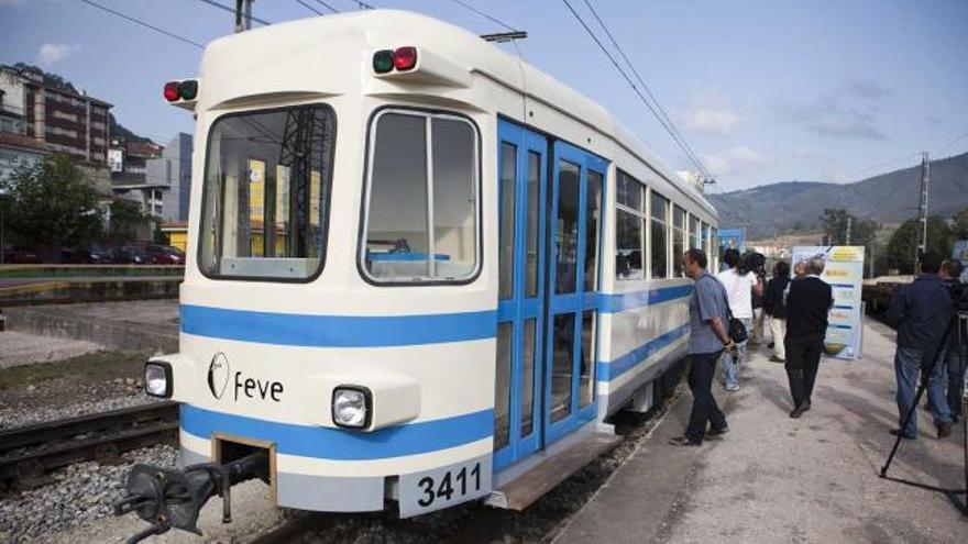 El tranvía de hidrógeno de Feve, conocido como «Fabiolo», que permanece sin uso en la estación de Pravia.