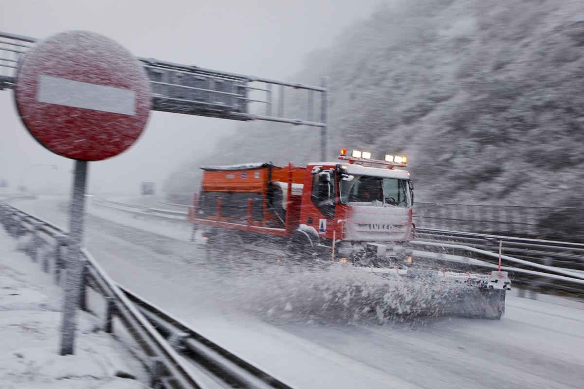 MAQUINA QUITANIEVES TRABAJANDO EN LA VERTIENTE ASTURIANA DE LA AUTOPISTA DEL HUERNA, en una imagen de archivo.