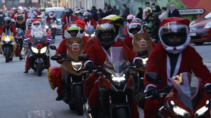 Una fila de moteros vestidos de Papá Noel, ayer, durante la jornada en Ponte Caldelas.   | GUSTAVO SANTOS