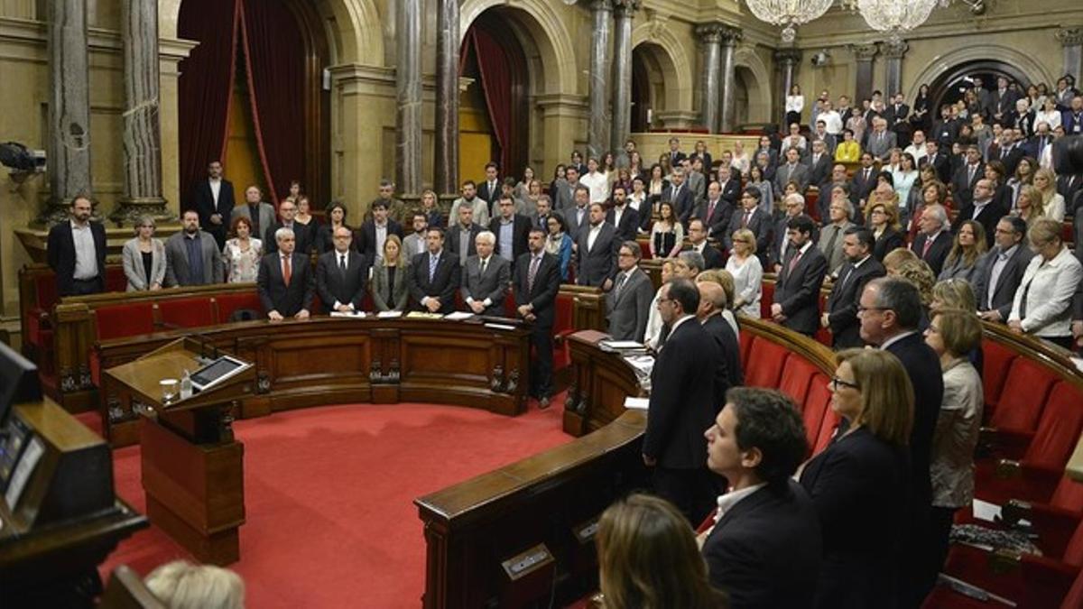 Minuto de silencio en el Parlament en homenaje a las víctimas del accidente de Germanwings.