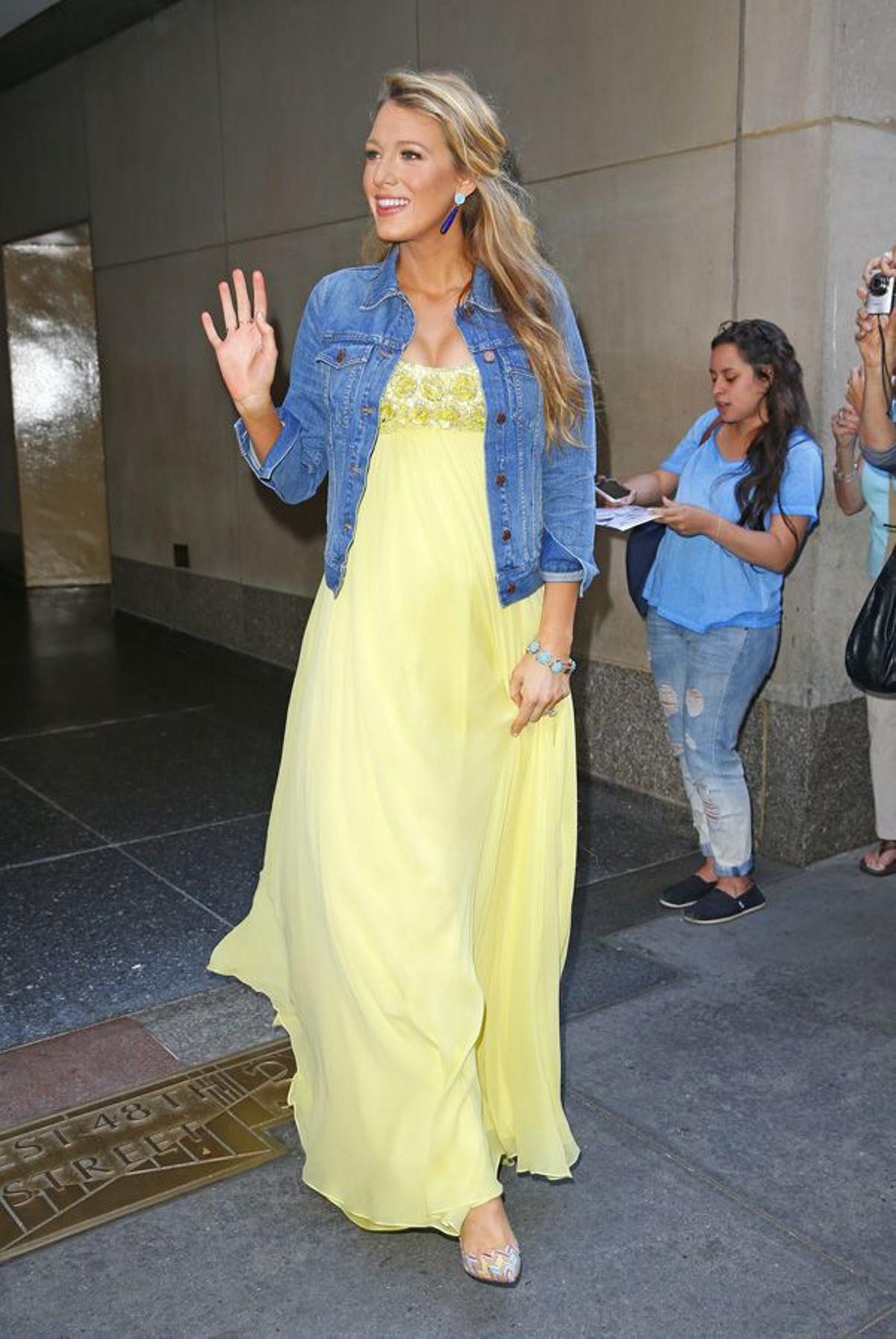 Blake Lively con maxi vestido y cazadora vaquera