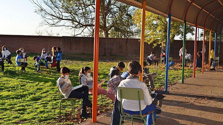 Varios grupos aprovechan el buen tiempo para dar clase al aire libre. | E. P.