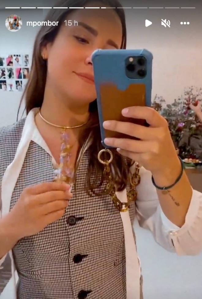 Marta Pombo con camisa blanca y chaleco estampado